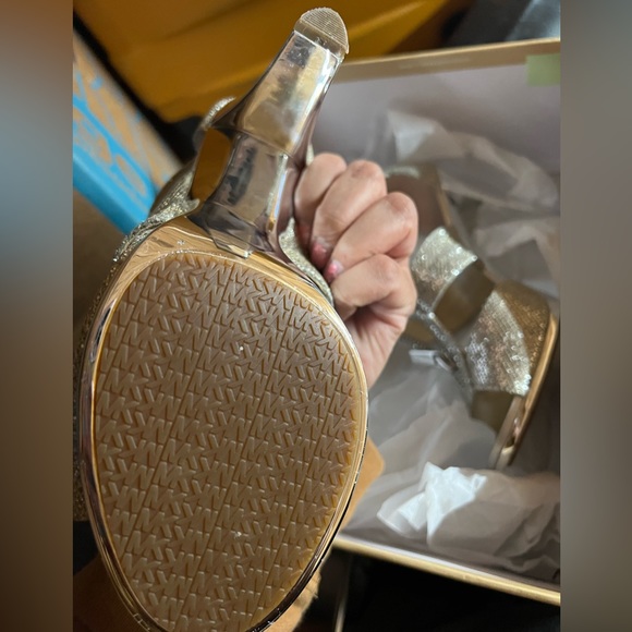 Michael Kors Berkley T Strap Silver/Metallic/Glitter 3.5" Heel, Size 7.5 - Picture 3 of 3